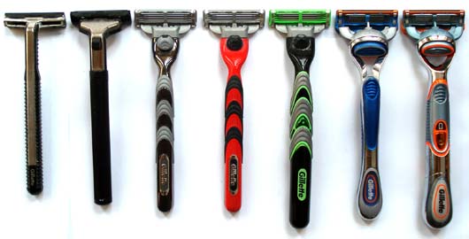  ¿Qué ha pasado con los hombres de hoy que necesitamos juguetes y no herramientas para afeitarnos? (foto de  Evolution in the Bathroom ) 