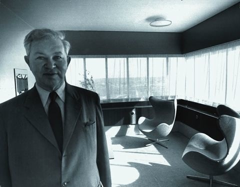  Arne Jacobsen en el SAS building de Copenhague, bien peinado. 
