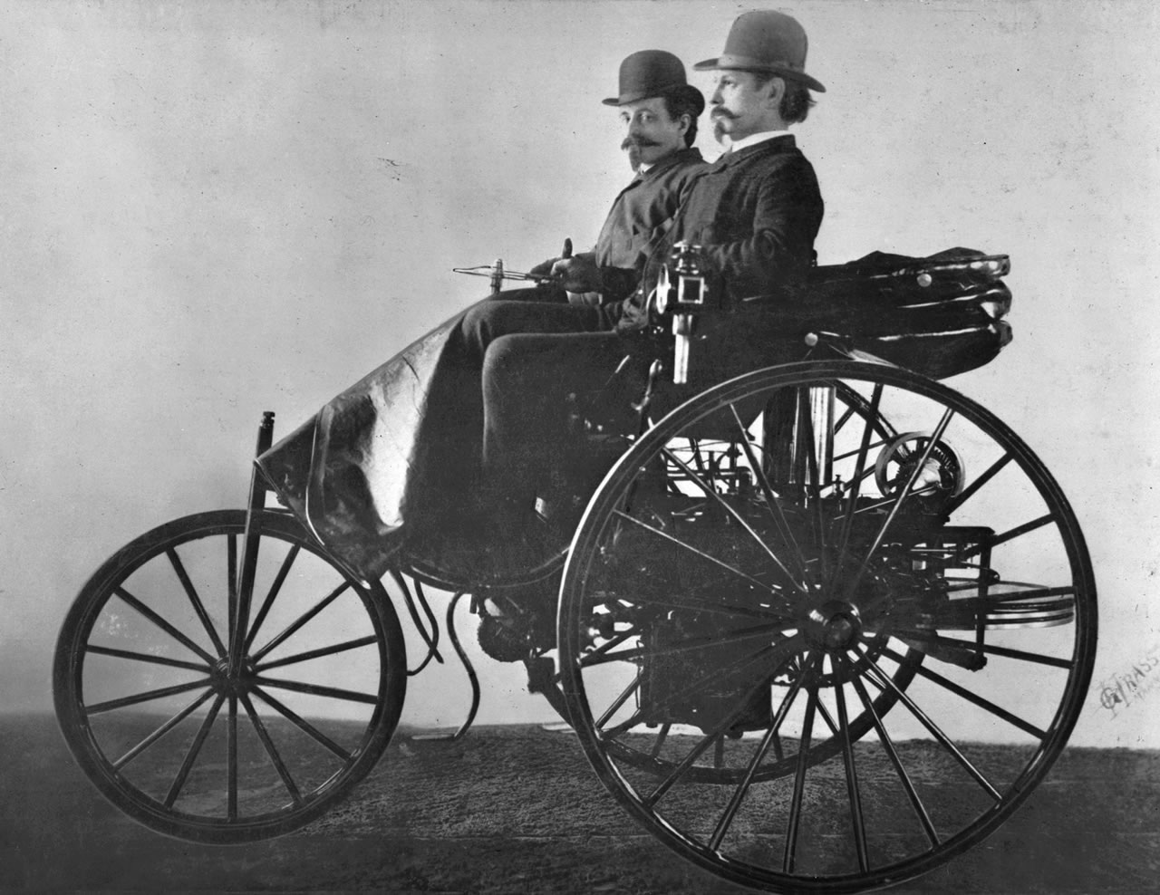  Karl Benz y un amigo, en su modelo III. No son hipsters, son personas. 