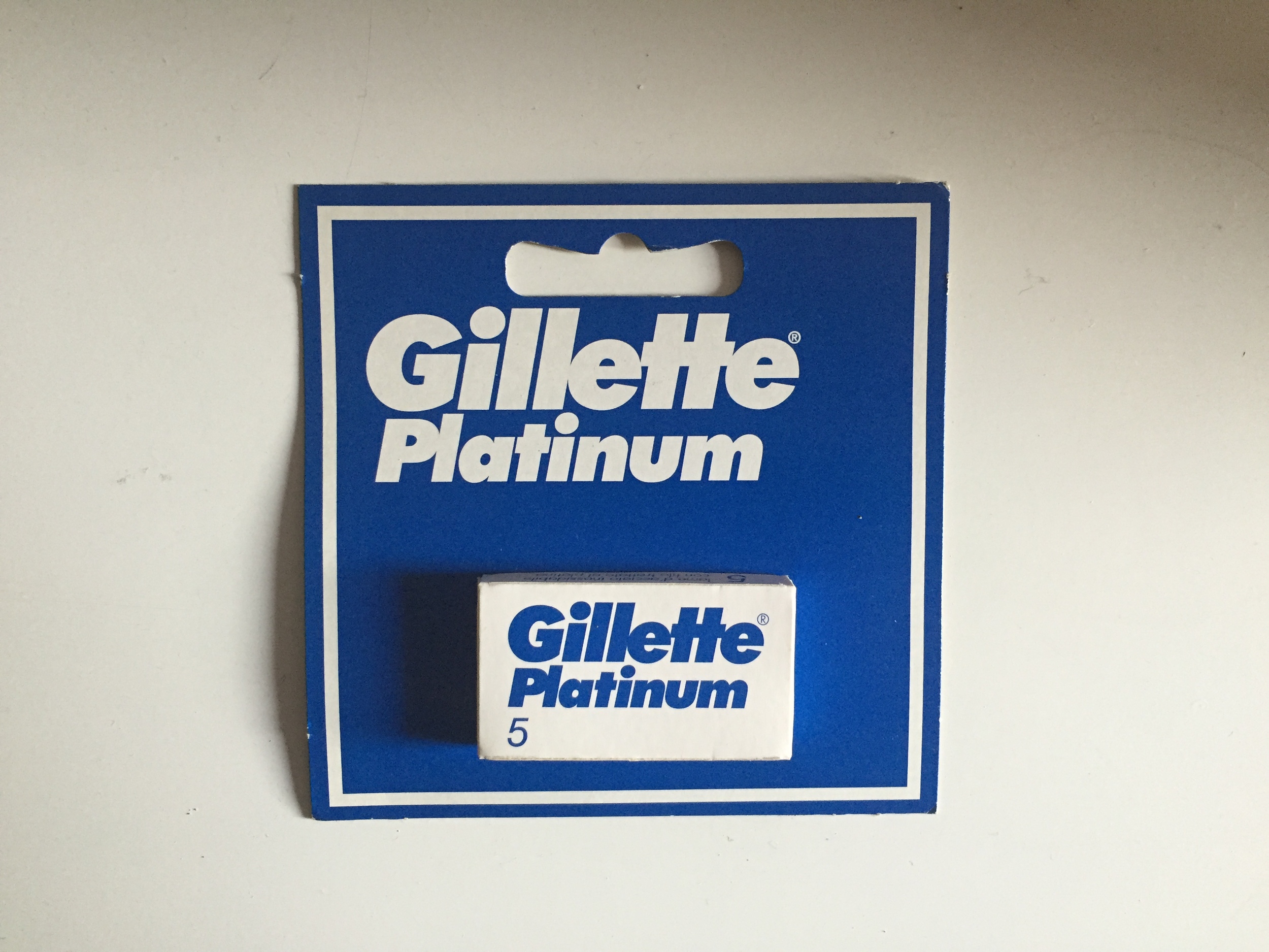  La caja, sin abrir, comprada hace dos semanas. 