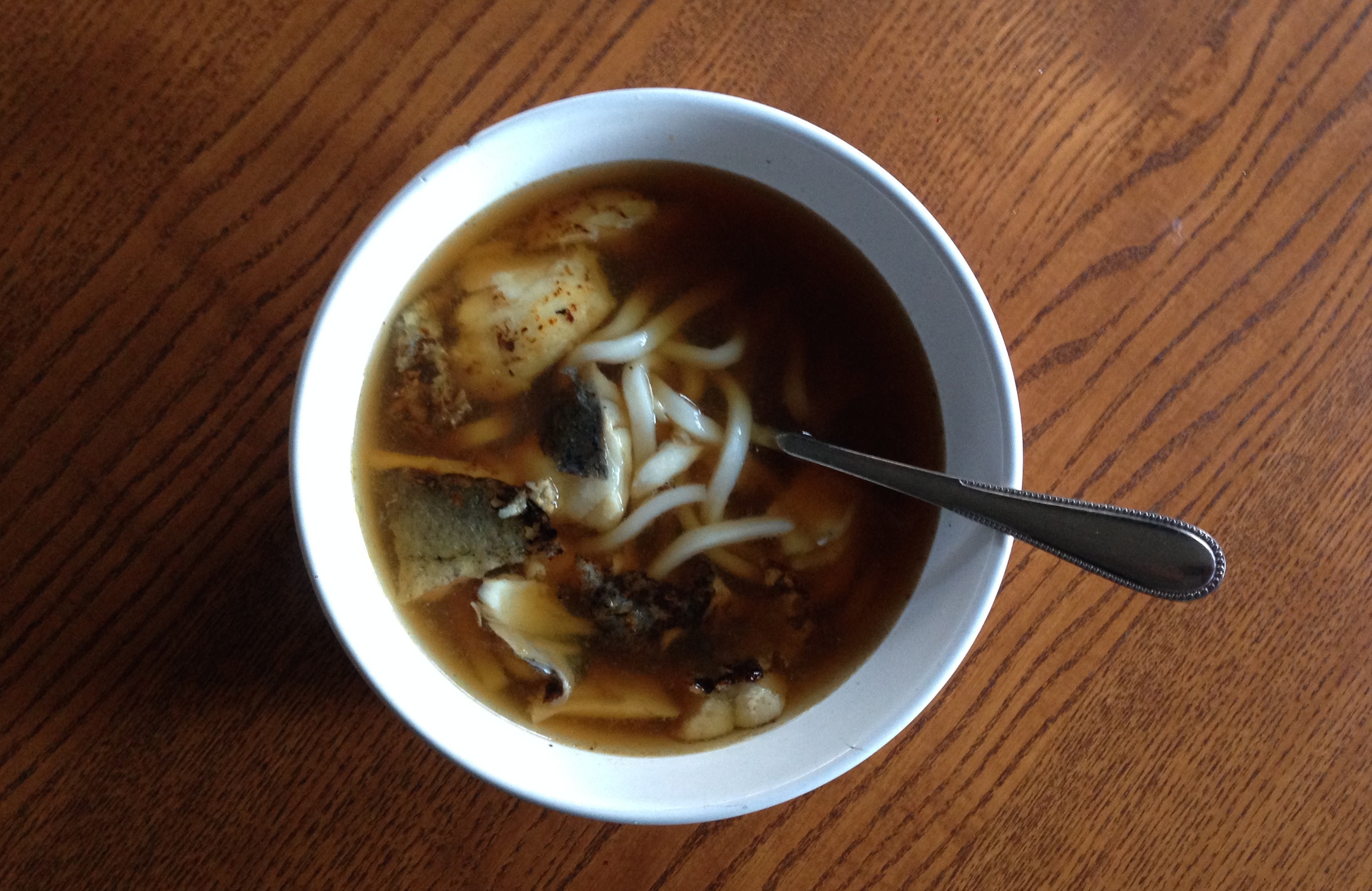  Udon, coliflor, cebolla, pescado, soja y caldo de bonito... texturas y sabores que te alegran el invierno. 
