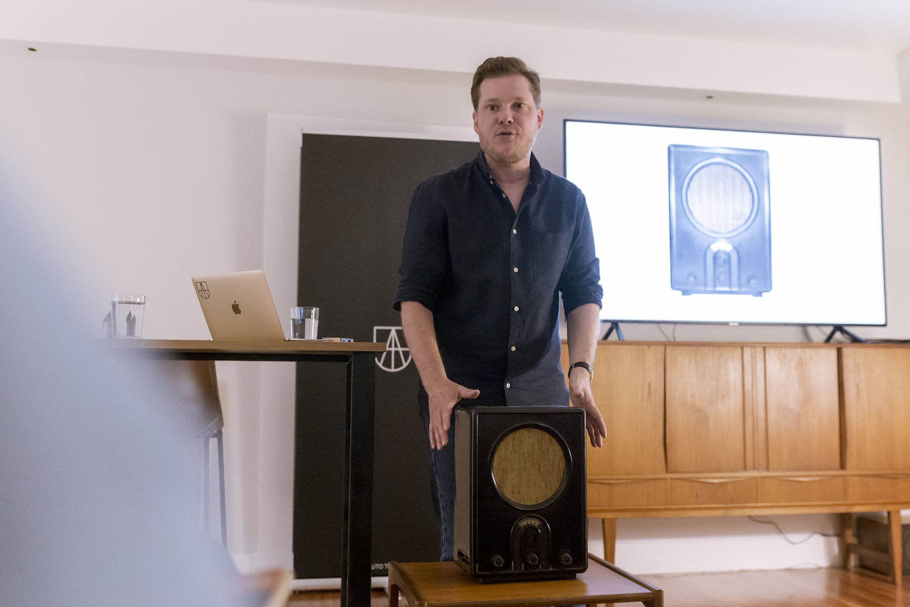  En el Instituto Tramontana, hablando de Kersting, la Bauhaus y el diseño de radios Nazis. 