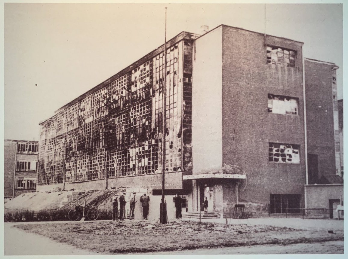  Edificio de la Bauhaus en 1945, tras los bombardeos aliados. 